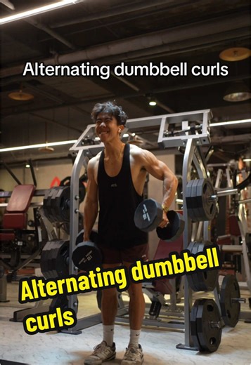 I have nothing against alternating curls, they can be incredibly hard iand great for the biceps if you do them correctly. Problem is, they’re quite often done incorrectly. An easy way to avoid cheating is by keeping your elbows stuck to the side of your body at all times. #fyp #fitness #gym #bodybuilding