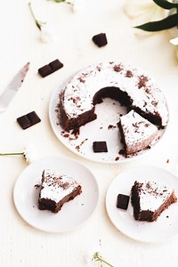 Torta caprese, gâteau au chocolat et aux amandes typique de Capri - Recette italienne sans gluten - Un déjeuner de soleil