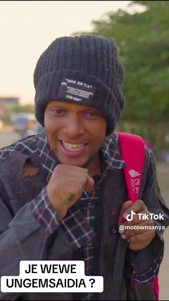 Je wewe Simu hii ungeipata au ungeikosa? Sijawahi ona upendo kama huu ,imagine nimeigiza ninashida nahiataji msaada wa pesa lakini nimenyima na kila mtu ,ila akatokea kijana mmoja anayeuza mahindi alikuwa na shilingi 1200 tu akanipatia na akabaki hana hata mia ❤️ Upendo huu ndio upendo ambao Vodacom anauwonyesha kila siku kwa wateja wake na leo Vodacom ikishirikiana na Samsung imeweza mpatia kijana huyu zawadi ya Simu kwa Upendo Mkubwa alionyesha hakika tunasherekea mika 25 ya Vodacom kwa Upendo