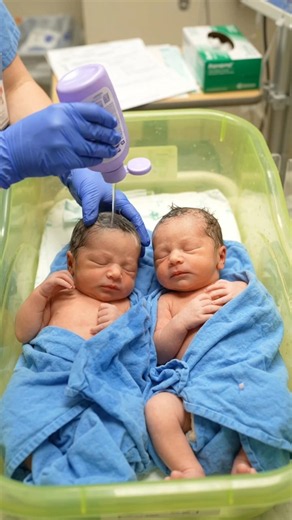 Newborn Twins Get Their FIRST BATH in the Hospital👶🥰#NewbornTwins #FirstBath #BirthStory #viralreels