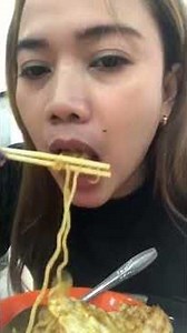 Makan mie #tehtarik #miebangladesh #ngemilmalam #jajan