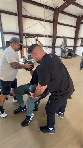 I got this sick new bench @exponentedge Edge Infinity Bench. This bench is insane for many movements and probably best for seated OHP, pull overs and French presses where you can get a crazy stretch. The dumbbells are from genius inventor and legendary powerlifter @thompsonbowtie . They are actually called Fat Bells and they are incredible. @roguefitness sells them along with Donnie’s Fat Pads and Tempering products. Anyway it’s nice to have new tools and these products are great. I’ve never wor