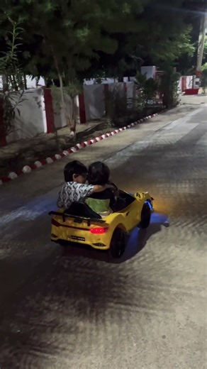 Sach wali khushi. Do dost aur ek toy car. Chhote pal hi sabse pyaare lagte hain.#bachpan #youtube