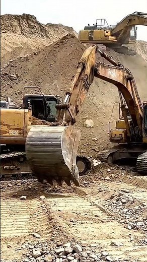 Massive Excavators in Action! Digging & Loading Dirt with Extreme Power 💥