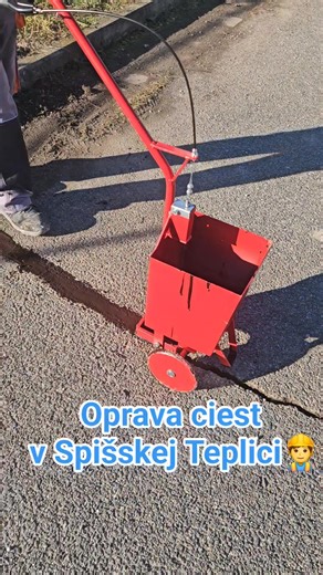 Zamestnanci obecného podniku Obecné služby Spišská Teplica s.r.o.,r.s.p. pred zimou intenzívne pracujú na údržbe ciest. Našou snahou je upraviť vozovky tak, aby sme predĺžili ich životnosť a udržali kvalitu. Aktuálne bola na časti ulice Vodárenskej zrekonštruovaná vozovka v celej šírke, na ulici Svitskej prebehla oprava prekopávky a realizuje sa oprava trhlín. Prosíme Vás o zvýšenú opatrnosť a ohľaduplnosť, práce budú prebiehať na viacerých uliciach. Ďakujem za spoluprácu a trpezlivosť 😀 #spiss