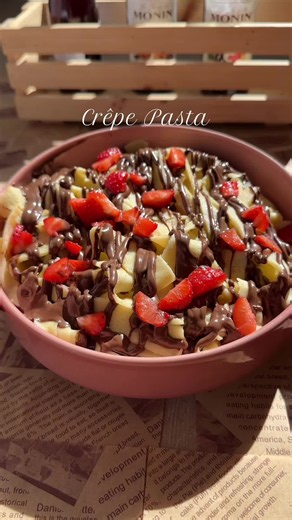 Crêpe Pasta Rezept: dünne Crêpes schneiden & mit Nutella servieren