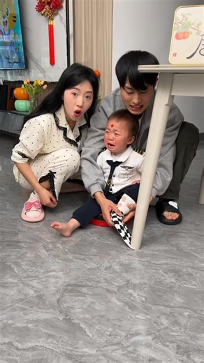 The baby's foot was pressed by the table, and the mother was quick-witted and cut it open with scissors【久久好物】 #久久好物 #搞笑 #funny #fyp #reels #shorts | 久久好物
