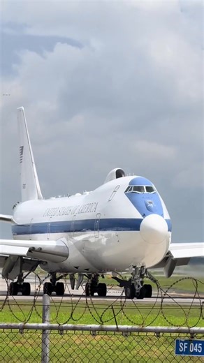 Epic planespotting! ✈️ Ever seen this legend up close? #Planespotting #DoomsdayPlane | Sky Dominance