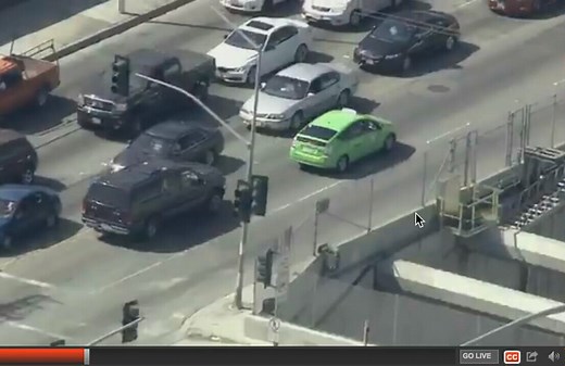 洛杉矶市警察局LAPD特警队装甲车追逐并截停被盗出租车