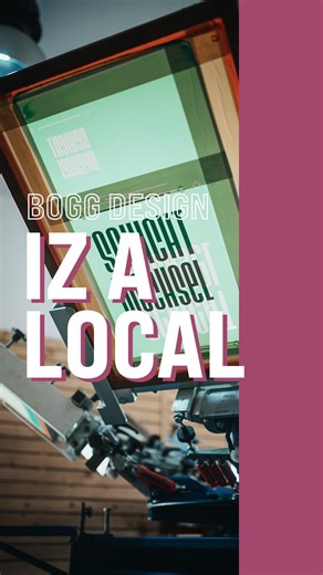 Schichtwechsel GmbH on Instagram: "Support your locals! 🖤 Heute werfen wir einen Blick hinter die Kulissen von @dasboggt.de 👕✂️ Von der ersten Logo-Idee bis zum fertigen Siebdruck – hier kommt alles aus einer Hand. Ob Merch für das Harder Force Festival oder individuelle Designs für dein Business: Basti und sein Team bringen Kreativität auf den Stoff. 🎨✨ Wir finden: Solche Konzepte machen unsere Innenstadt erst richtig lebendig! Schaut unbedingt mal vorbei oder lasst euch online inspirieren.
