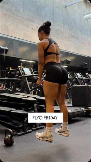 Niki Mahmoudi on Instagram: "WAKE UP ... your favourite show is on 🙂‍↕️🤏🏽 PLYO FRIDAY IS BACK BESTIES Your sign to start athletic training before the new year. Workout credits @artyperformance 💥🧨 Outfit from @oneractive 🤍 . . #plyotraining #plyometricstraining #athleticworkout"