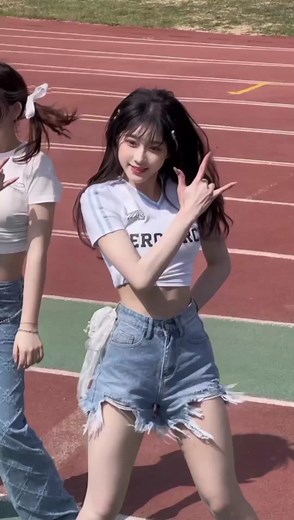 Chinese Street Fashion: Discover the Latest Trends