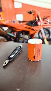 64K views · 1.2K reactions | Dale un "toque" RACING a tu moto y aumenta tu seguridad con el alambre y las alicates para precinto de alambre de nuestro catálogo de #POWERPARTS 奈 El tapón del aceite POWERPARTS también es un buen lugar para precintar  ALICATES PARA PRECINTO ref.00029015000 ALAMBRE DE SEGURIDAD ref.54812016000 *Pregunta en tu concesionario KTM más cercano!  #KTM #ReadyToRace @ktm_official | KTM SPAIN | Facebook