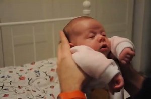 Cuando aún no se ha establecido una buena rutina de sueño, lo intentamos de mil y una manera ¡Hasta que alguna funciona! 😅 Te compartimos este método del canal de Youtube de 2eloa. Lo han llamado el "método Oompa Loompa". ¿Funcionará de verdad? 🤔 | Shom.baby