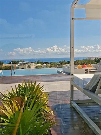 Estas vacaciones, vive Playa del Carmen desde lo más alto. 🌴✨ Day Pass: $700 MXN con $500 en consumo. Reserva y súbete al rooftop. @PlayaPass/Tu pase playa This vacation, live Playa del Carmen from above. 🌴✨ Day Pass: $700 MXN with $500 credited in consumption Book now and take the rooftop vibe. #playadelcarmen #rooftoppool #rivieramayalife