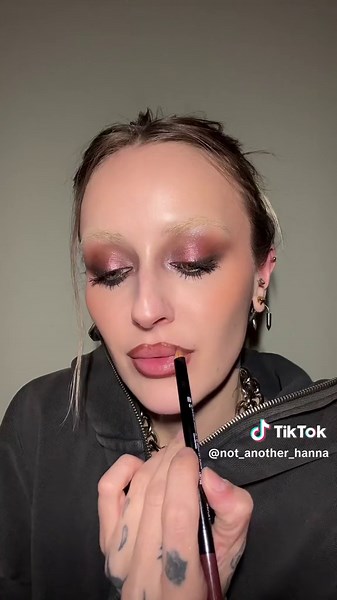 I know!? Who is she?! I was inspired by the shades from the @Pat McGrath Labs holiday palette 💕 @maccosmetics ginger luck blush glow @Saie lip liner in tease @Half Magic gloss in VHS tape @Kaleidos Makeup sky walker highlighter #beauty #makeup #editorialmakeup #eyeshadowtutorial