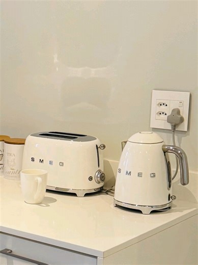 Smeg Kettle & Toaster: A Stylish Breakfast Combo