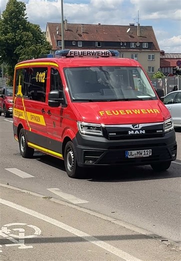 Der ELW der Feuerwehr aus Ulm ein Fahrzeug der Feuerwehr Öffingen und das DRK auf der Großübung in Ulm vom Mai 2025. #fy #viral #feuerwehr #drk #blaulichtspotter