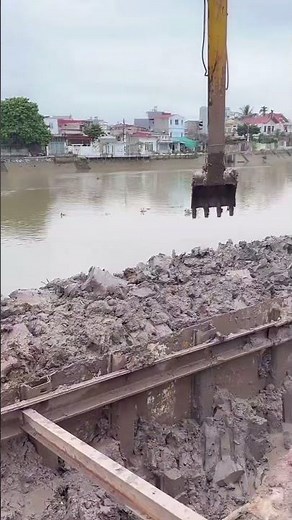 Máy xúc múc đất bên bờ sông #maymuc