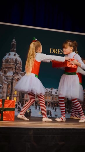 ✨ Gestern verwandelte sich Dresden in ein Wintermärchen beim 30. Stollenfest 2025! 🎄 Hunderte Menschen zogen beim festlichen Umzug durch die Altstadt, historische Kostüme, Lachen, Freude – und im Mittelpunkt: der riesige Stollen, aus über 3.300 Stollenplatten zusammen gesetzt. 🍰 Ca.65000 Gäste bewunderten diese Dresdner Tradition. Ein Teil der Erlöse fließt in soziale Projekte, so das Genuss und Tradition auch anderen Freude bringen. 💛 Gemeinsam feiern, teilen, Gutes tun – so fühlt sich Dresd
