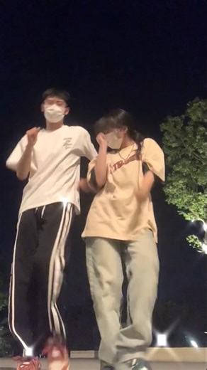 奧沃妮•妮 on Instagram: "哈哈哈哈哈好快乐呀 #和你姐妹一起拍 #沙雕#行为艺术"