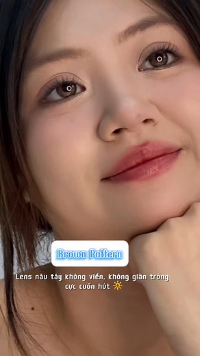 5.6K views |  Ánh nhìn lấp lánh tan nhẹ trong tròng mắt cùng Brown Pattern. Cùng với Chất liệu Hydrophilic Cao cấp mang lại cảm giác êm dịu và thoải mái suốt 14 giờ. Giúp đôi mắt của nàng vẫn giữ được vẻ long lanh và đầy sức sống dù là 1 ngày dài tiệc tùng hay họp mặt. | VK Contact Lens Store - Hồ Chí Minh | Facebook