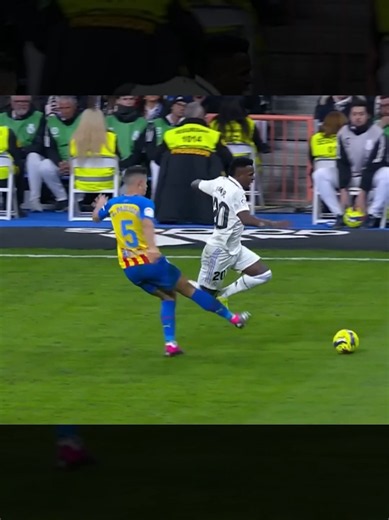 Il y a des tacles qui font lever les tribunes… et d'autres qui glacent le stade entier. Excès d'engagement, frustration, mauvais timing ou simple perte de contrôle : certains gestes ont marqué l'histoire du football pour de mauvaises raisons. Derrière ces images se cachent des rivalités intenses, des matchs sous haute tension et des joueurs prêts à tout pour stopper leur adversaire. Certaines interventions ont valu un carton rouge immédiat, d'autres ont provoqué de longues blessures, et quelques