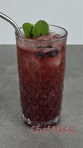Cocktail myrtilles sans alcool super rafraîchissant, la recette idéale pour l'été! #mocktail