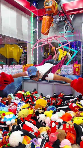 Yenvideo on Instagram: "ME LLEVE 38 PELUCHES POR 13$ EN “ADELANTE” HAY 2 IPHONE 16 y IPHONE 17 ¡ESCONDIDOS! ENTRE LOS PELUCHES (ENVÍASELO A TU FREN O PAREJA) @vrparkpanama UBICADOS EN AMADOR PANAMÁ ISLA PERICO LOS ESPERAMOS."