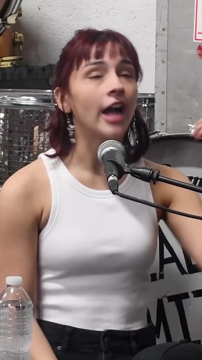 Pau Villarreal, la joven baterista tocando Back In Black
