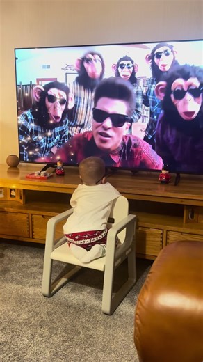 Dancing Toddler Sings Bruno Mars: Lazy Song Performance