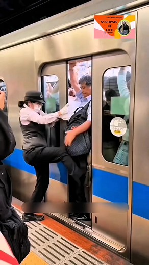 This is how Japanese subway staff treat passengers. Every morning, they do their best to push people into the crowded train cars. Why don’t they just wait for the next train? Because Japanese companies have very strict attendance rules. To avoid being late, workers squeeze into packed trains. Tokyo’s subway is one of the most punctual in the world. If passengers can’t get on and the doors won’t close, the train can’t leave on time, which disrupts the entire system. Staff may even be punished for