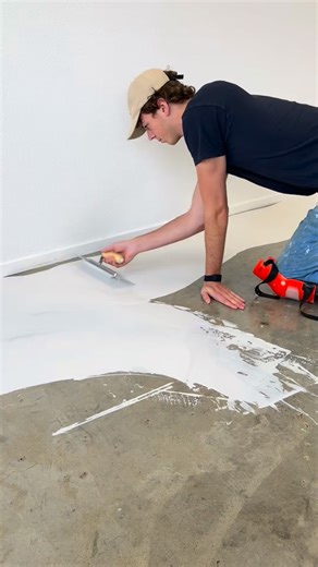 Stap nummer 2 van het aanbrengen van een SL-PU UV HD gietvloer in onze nieuwe lab ruimte. Wanneer de primer GW in stap 1 droog is kan de volgende laag worden aangebracht. De SL-EP scratchcoat van Quartzline is hiervoor perfect voor het vullen van de poriën en nivelleren van de ondergrond. Volg ons om het hele proces te zien! | Quartzline B.V.