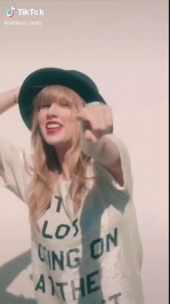 Taylor Swift '22' Music Video