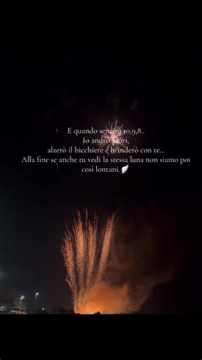 E quando sentirò 10,9,8..Io andrò fuori, alzerò il bicchiere e brinderò con te... Alla fine se anche tu vedi la stessa luna non siamo poi così lontani.🪽#perte #viral #popolar