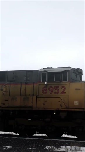 12/31/25 UP 8952 screams up the grade over by Mankato, MN with a GLORIOUS K5LLA! #train #struggle