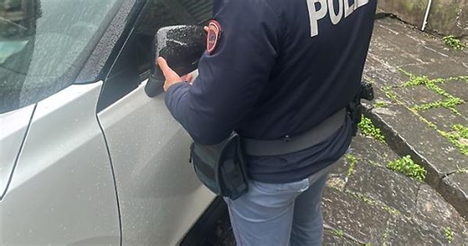 Tentata truffa dello specchietto ma la vittima designata era un poliziotto: denunciato 22enne