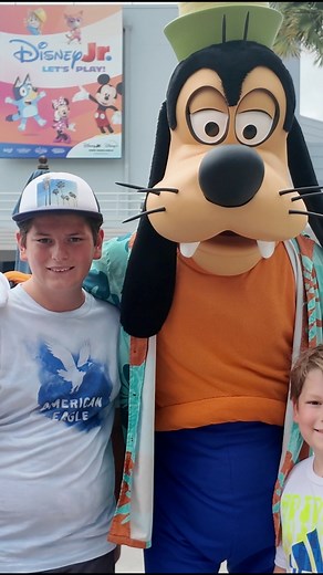 Meeting Goofy Meet & Greet In Hollywood Studios at Disney World #goofy #disneyworld #hollywoodstudios #disneyparks | Brockzilla Productions