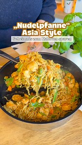 🍜🔥🥢würzige Nudelpfanne Bami Goreng - lecker, spicy, schnell gemacht und absolut geeignet zum Kalorien sparen 🤩 Der Geheimtipp zum Kalorien sparen sind hier die Konjaknudeln! Wahnsinns Nährwerte 😳 Du brauchst: - 250g Mie-Nudeln oder Konjaknudeln - 250g Zuckerschoten - 3 mittlere Karotten - 2 Stangen Frühlingszwiebeln - 100ml Wasser - 250g Hähnchenbrustfilets - 100g Garnelen - 2 EL Mehl - optional Sesam Sauce: - 1 kleines Stück Ingwer gehackt - 1-2 Knoblauchzehen gehackt - 60ml Sojasauce - 1 