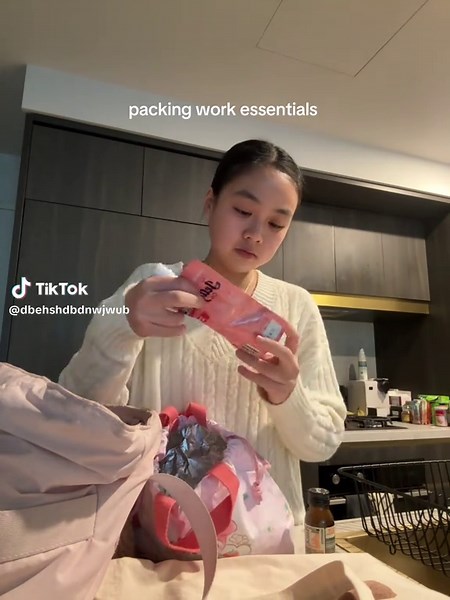 emily (@dbehshdbdnwjwub)’s videos with Brokendate - Com Truise