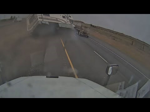 VIDEO | RV motorhome cuts off trucker and overturns on Oregon highway