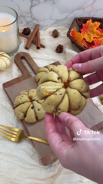 How to make these super cute Pumpkin Cookies ✨🥹🍪 The full recipe is on my site now 🫶🏻 #pumpkincookies #pumpkins #halloween #pumpkin #cookies