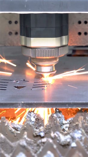 Hongniulaser 6KW Fiber Laser Cutter Cutting 8mm Carbon Steel