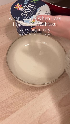 Everything together was so good! Here's what's in my bowl: Homemade granola (toasted with olive oil, coconut flakes & honey) Chia pudding (yogurt coconut water, set for 20min) Skyr yogurt with cocoa powder Ad* The best part? Tracking _it all takes seconds with @vibe - calorie counter - Try Vibe and see how easy balanced eating can be! #ad #healthybreakfast #breakfastbowl #granola #chiapudding #balancedmeals #trackingmacros #mealprep #fyp #viral #reel #reels #fypage #viralvideos