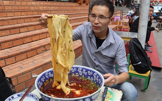 挑战兰州超级大碗牛肉面，碗比盆大一碗卖68，吃面像在吃火锅！
