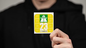 So entfernst du die Autobahnvignette ganz einfach