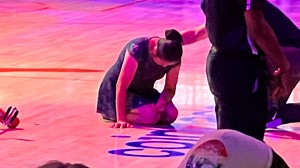 希望无大碍！顶碗表演者牛蓉老师从独轮车摔下左手腕受伤！_腾讯新闻