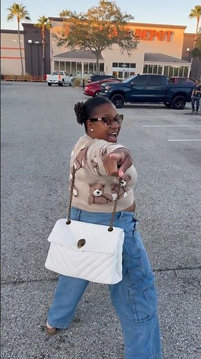 PEACH McINTYRE 🍑 TEACHES 👩🏽‍🏫 THE GIRLS HOW TO GET RID OF ROACHES 🪳🪳🪳🤩😀🤩