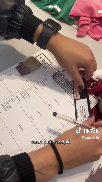 O mercado da moda tem se tornado cada vez mais competitivo. Marcas e tendências surgem o tempo todo e é preciso se reinventar. A Zarbê existe há 2 anos e é um desafio diário manter uma marca 100% autoral e exclusiva em meio ao fast fashion. Mas é um processo que amo MUITO, que escolhi pra mim e por isso resolvi compartilhar cada pedacinho dele com vocês a partir de hoje… Episódio 1: COMO ESCOLHO CORES E TECIDOS? Vem comigo ✨