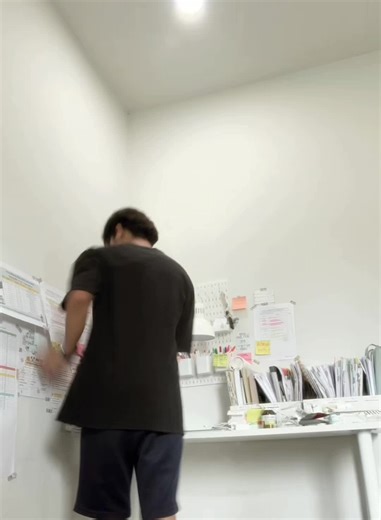 สิ่งที่ได้จากหลังสอบ…กลับมาเก็บโต๊ะอันแสนรก แล้วเตรียมตัวลงสนามต่อไป ✨💪🏻🤏🏻 “Still trying. Still growing.” #อ่านหนังสือเตรียมสอบ #อ่านหนังสือสอบ #อ่านสอบราชการ #อ่านสอบครูผู้ช่วย